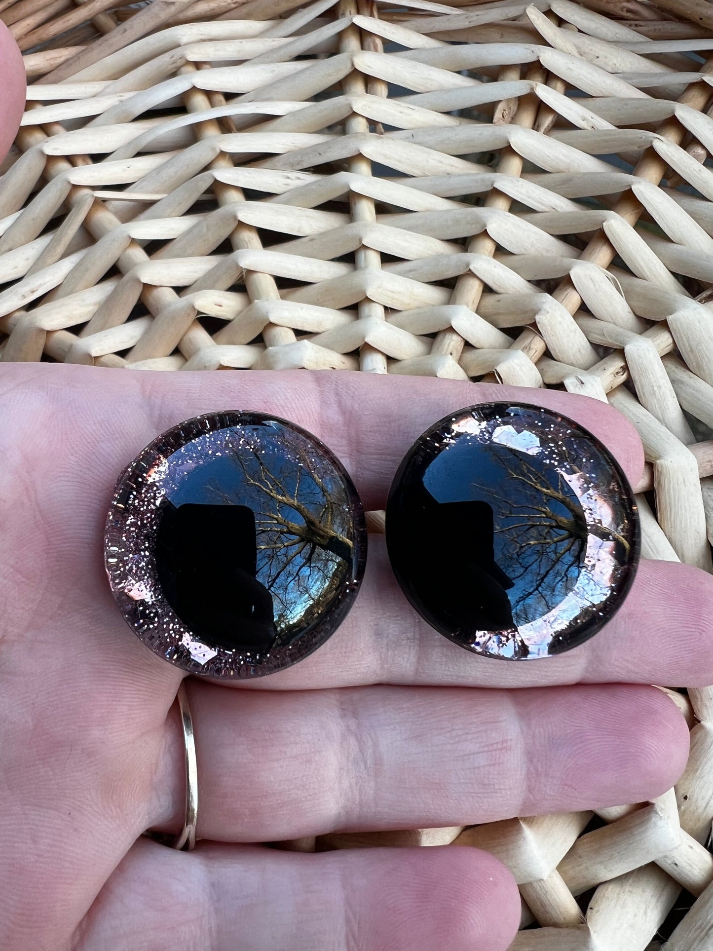 Hand painted safety eyes that feature large kawaii style black pupils with a soft pink iridescent sparkly iris. Eyes are for crochet and knit amigurumi 