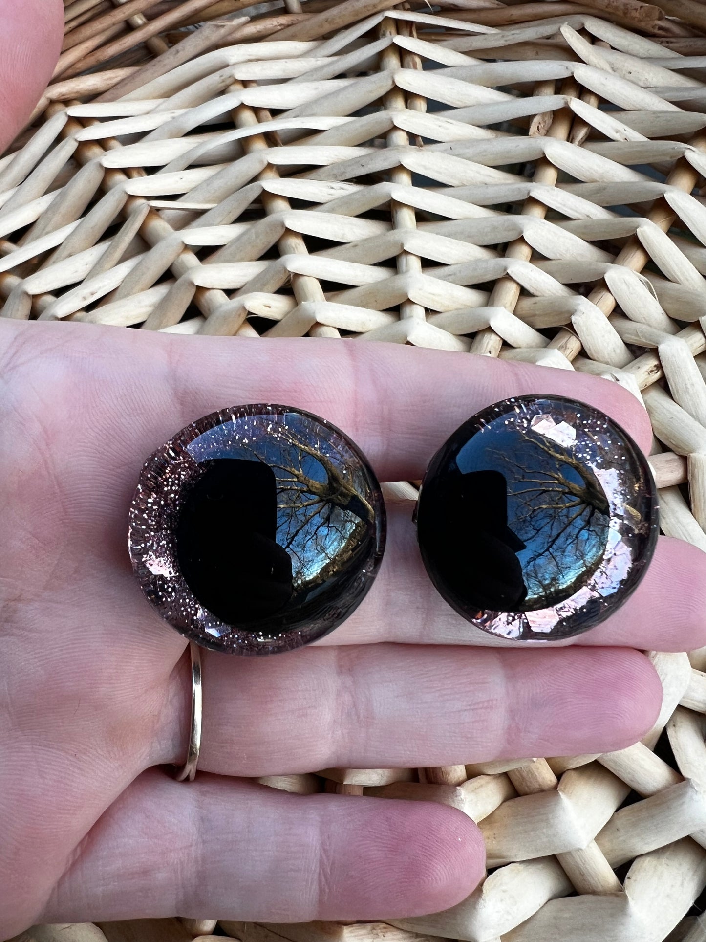 Hand painted safety eyes that feature large kawaii style black pupils with a soft pink iridescent sparkly iris. Eyes are for crochet and knit amigurumi 