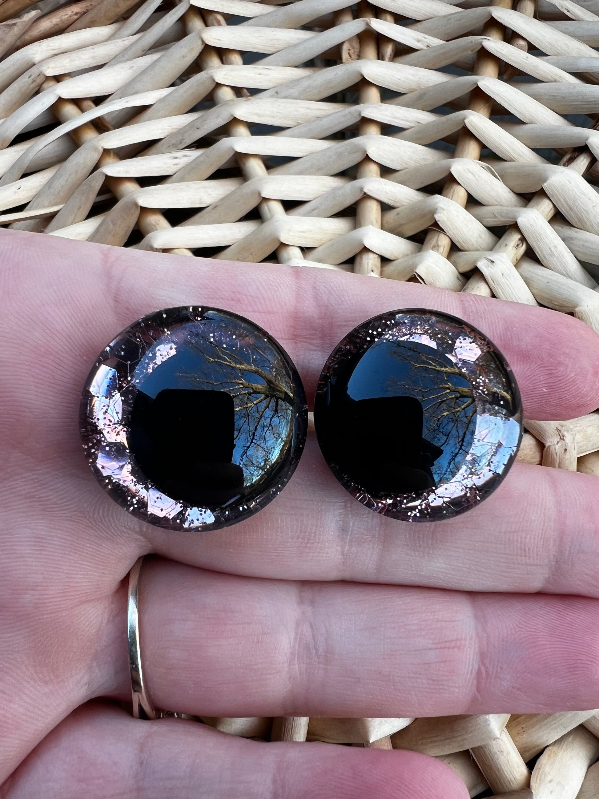 Hand painted safety eyes that feature large kawaii style black pupils with a soft pink iridescent sparkly iris. Eyes are for crochet and knit amigurumi 