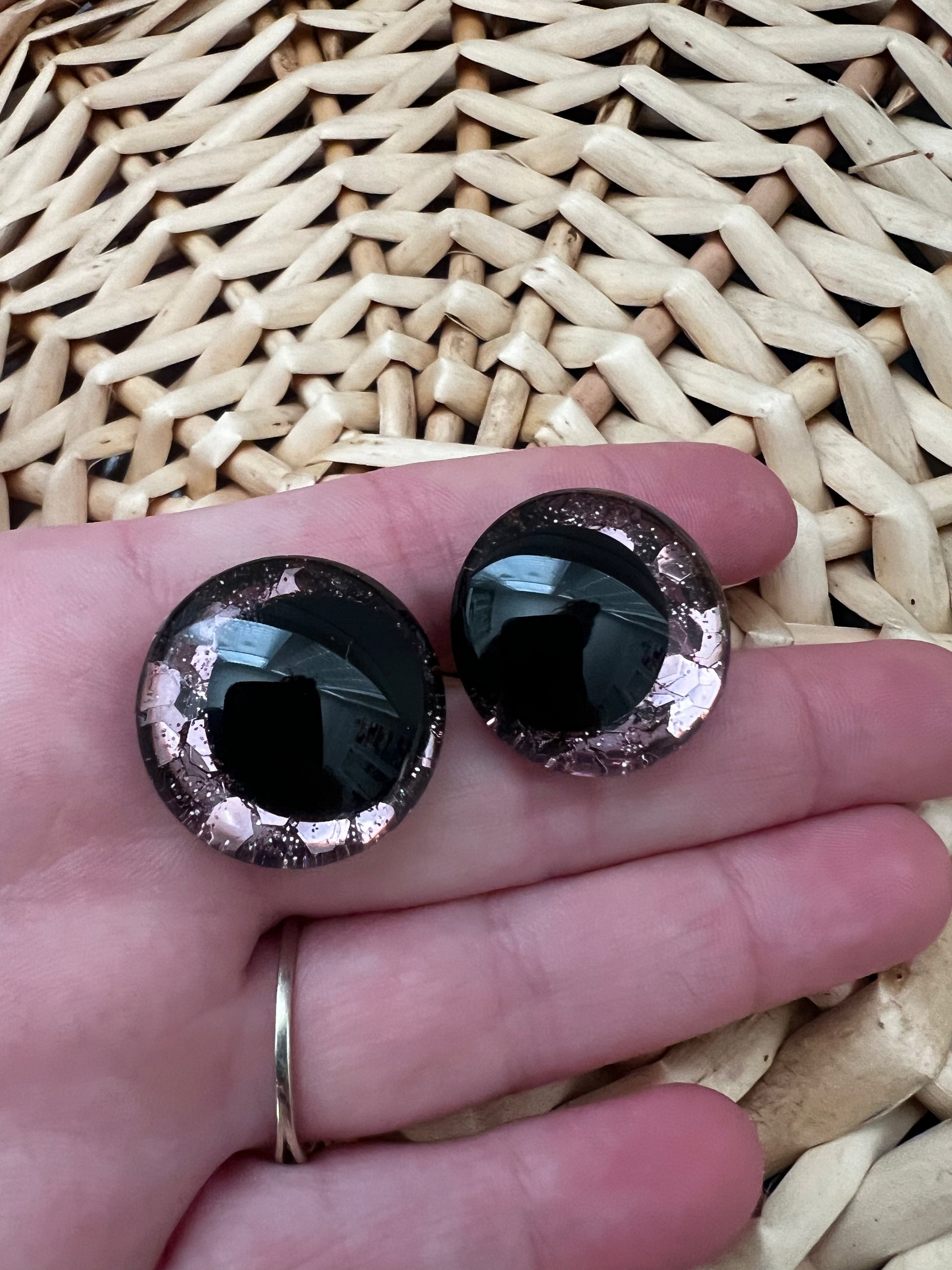 Hand painted safety eyes that feature large kawaii style black pupils with a soft pink iridescent sparkly iris. Eyes are for crochet and knit amigurumi 