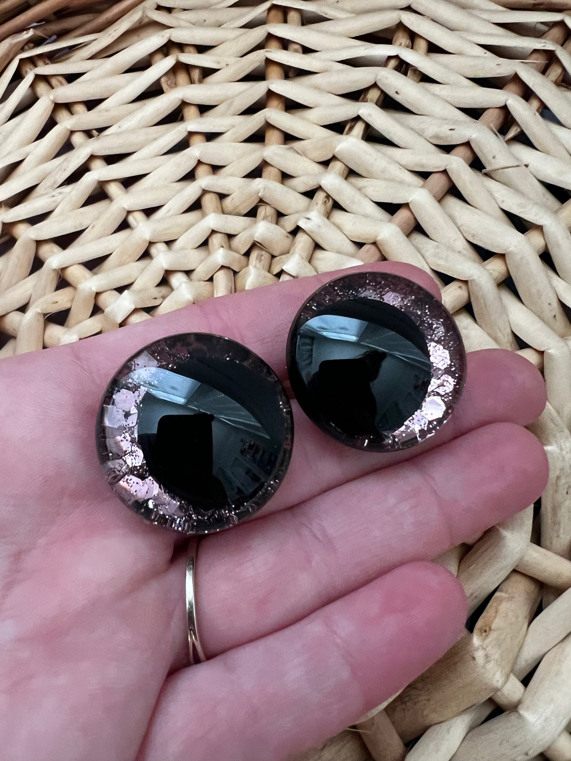 Hand painted safety eyes that feature large kawaii style black pupils with a soft pink iridescent sparkly iris. Eyes are for crochet and knit amigurumi 