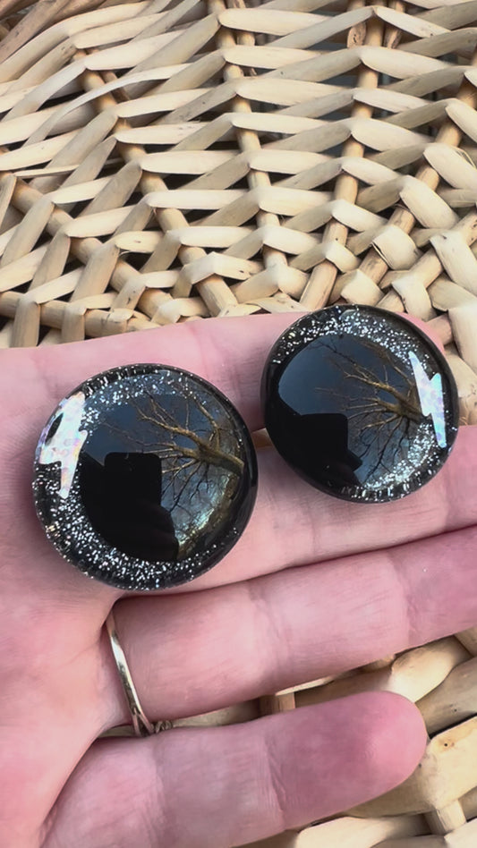 Hand painted safety eyes that feature large kawaii style black pupils with a black iris that features tiny silver sparkles throughout and a large silver lightning bolt on each eye. Eyes are for crochet and knit amigurumi projects.